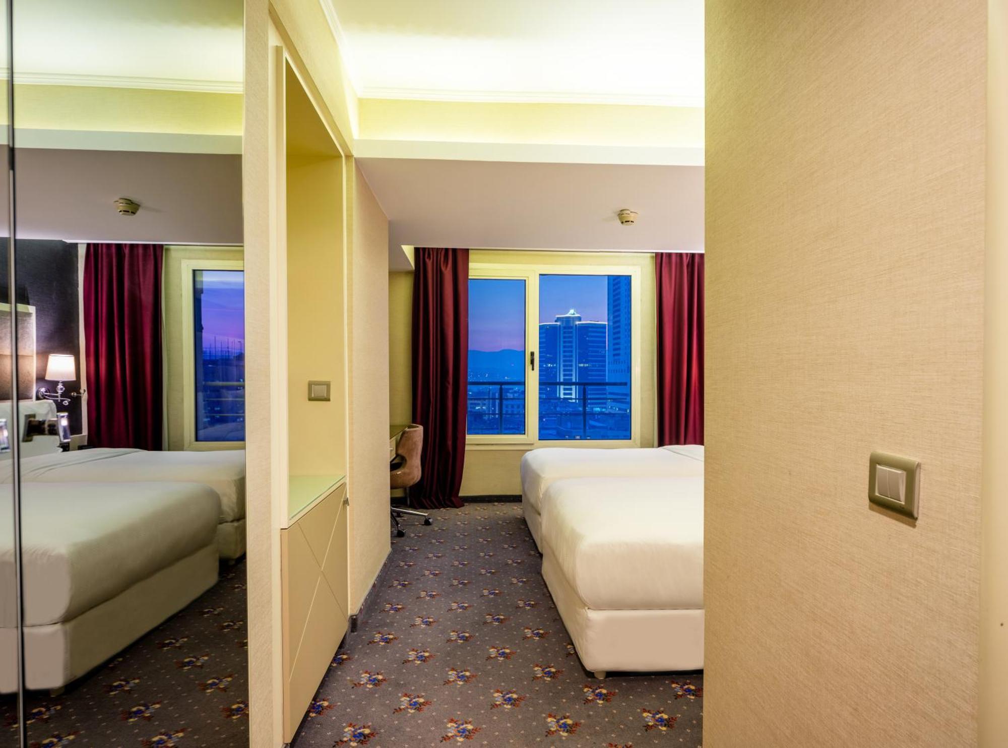 Doubletree By Hilton Izmir - Alsancak Hotel Exterior photo